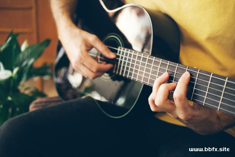 吉他自学怎么入门？吉他弹唱教学经典